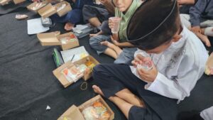 Berbagi Paket Berbuka Puasa dan Sahur I’tikaf